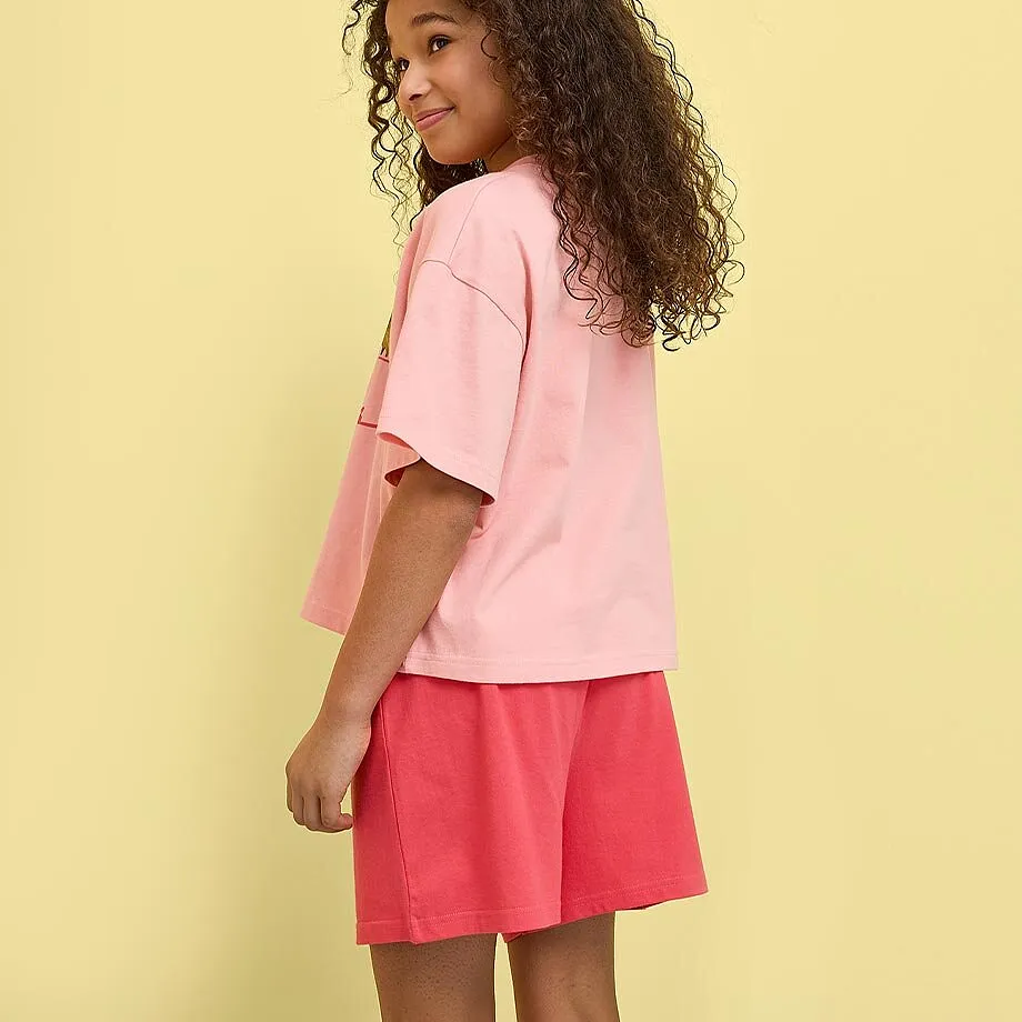 T-shirt rose ample et short rouge confortable.