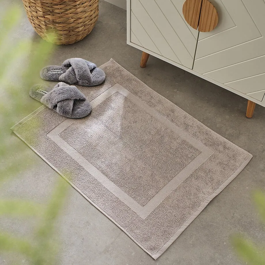 Tapis de salle de bain gris.