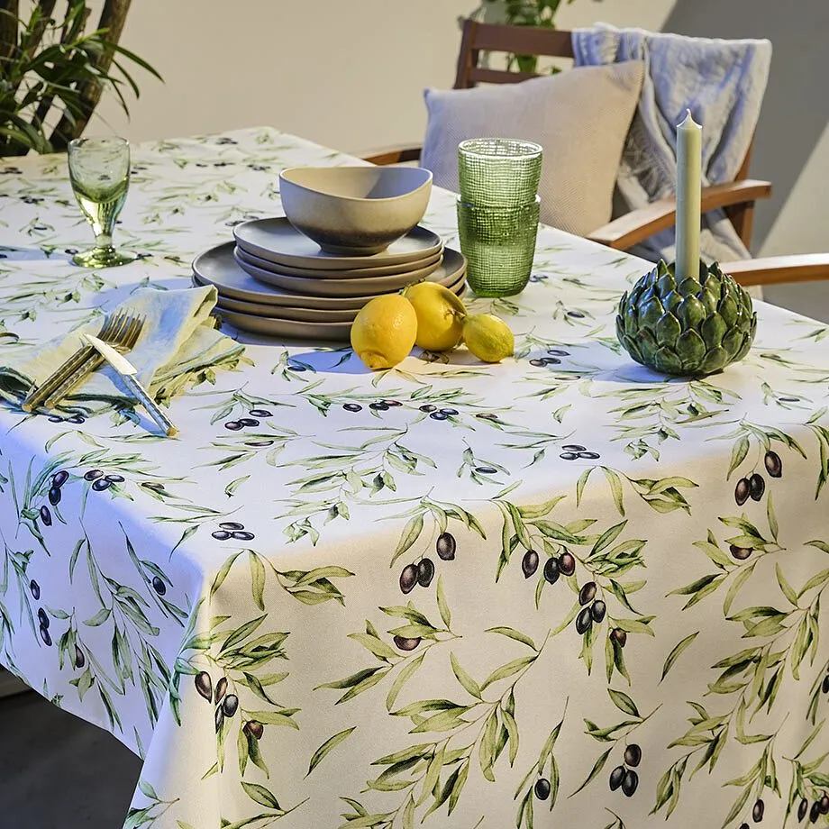 Table d'&eacute;t&eacute; dress&eacute;e en ext&eacute;rieur.