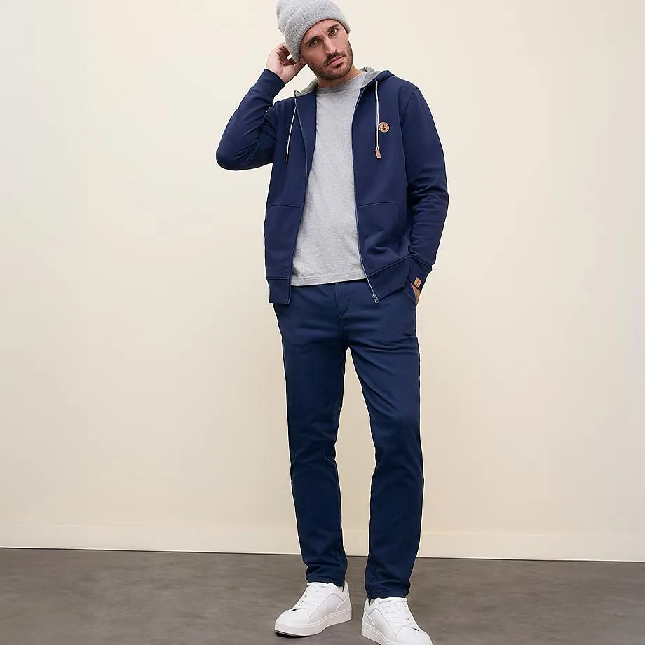 L&auml;ssiger Look mit marineblauer Kapuzenjacke, grauem Shirt & passender Hose