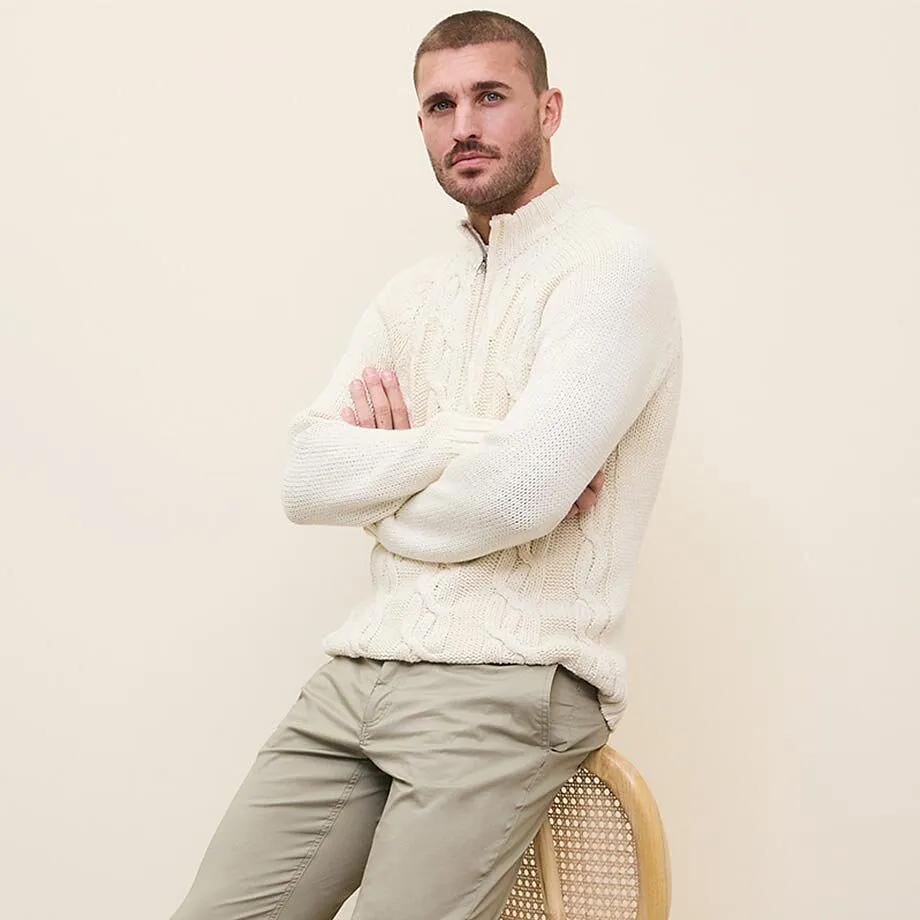 Eleganter wei&szlig;er Strickpullover kombiniert mit beigen Chinos.