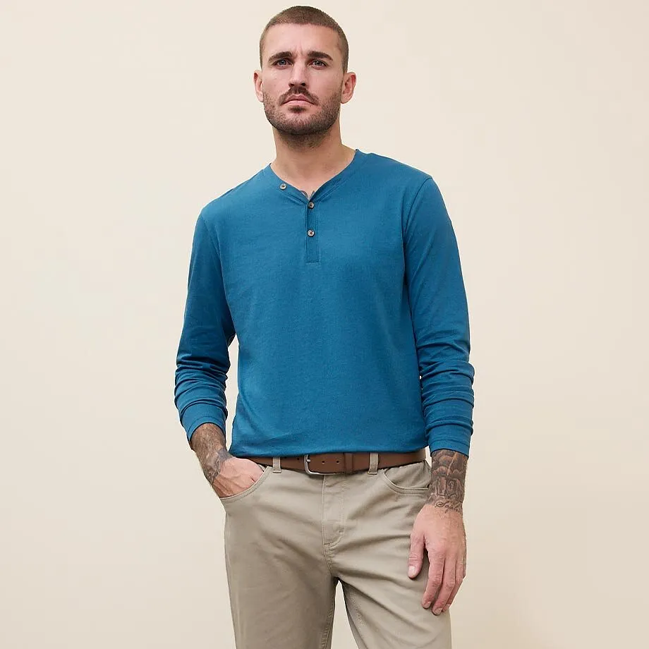 Blaues Langarmshirt, beige Hose.