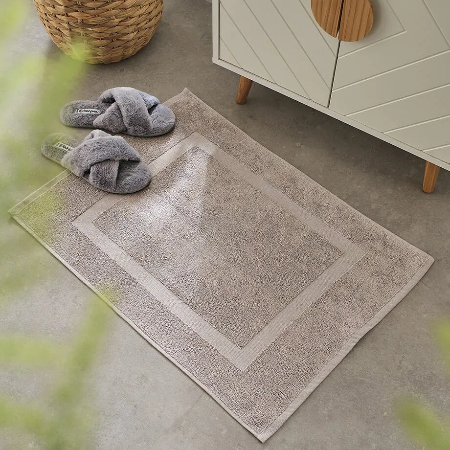 Tapis de salle de bain en coloris gris.