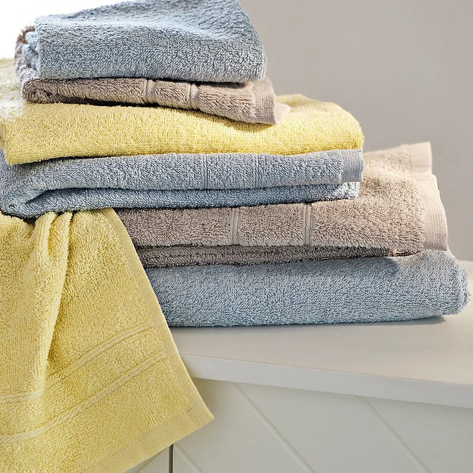 Serviettes de toilette en coloris jaune et bleu.