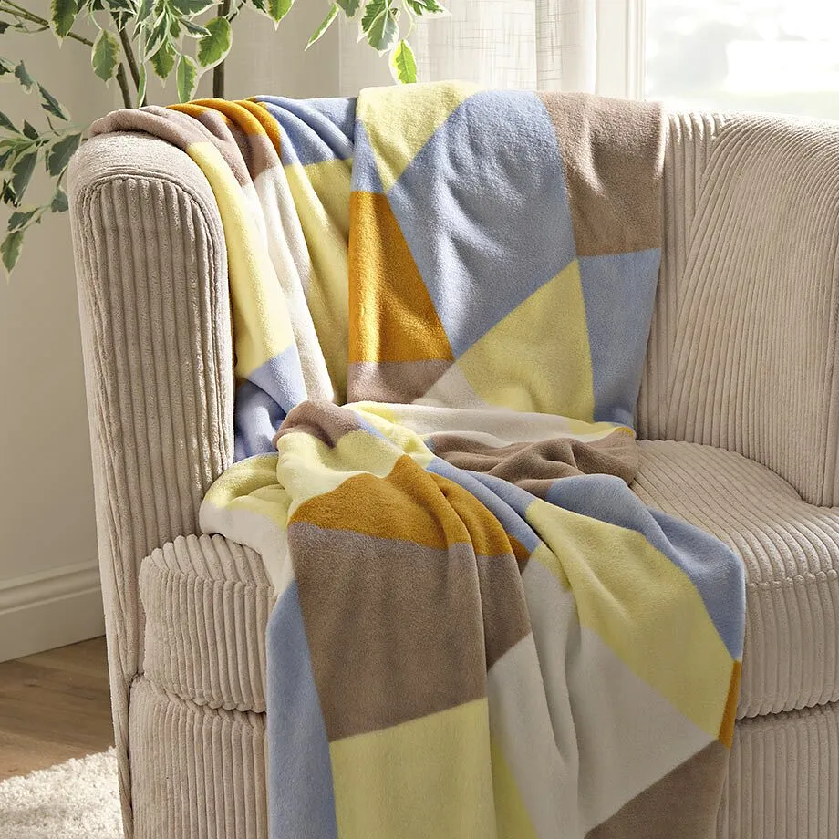 Couverture pos&eacute;e sur un fauteuil.