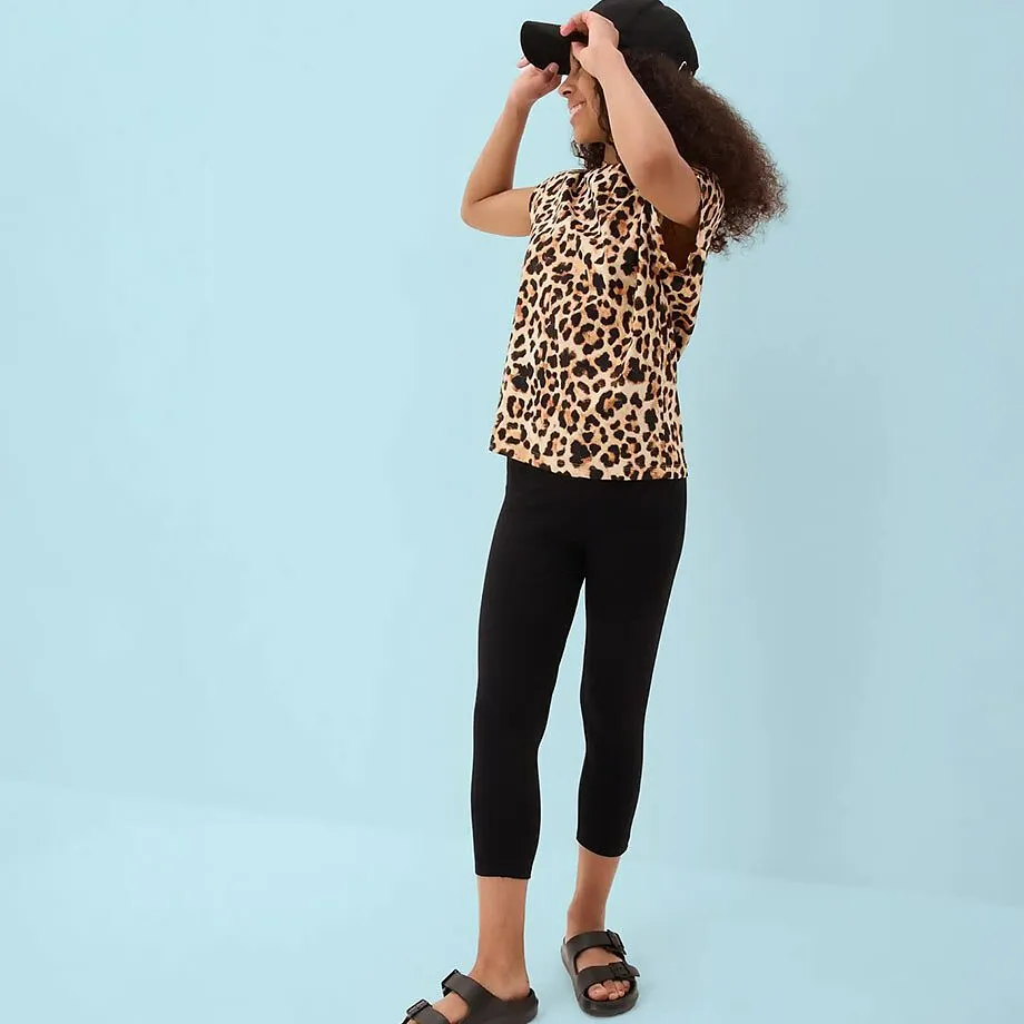 Legging corsaire noir et sandales noires.