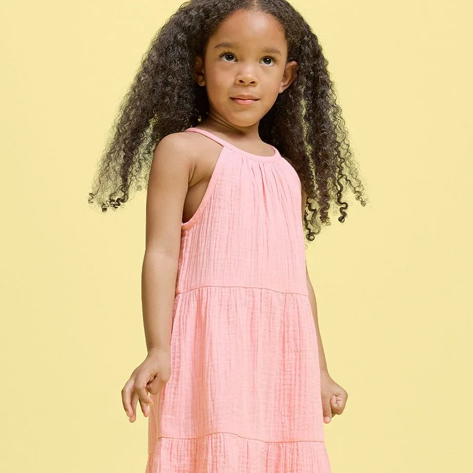 Robe rose &agrave; bretelles et volants &eacute;tag&eacute;s.