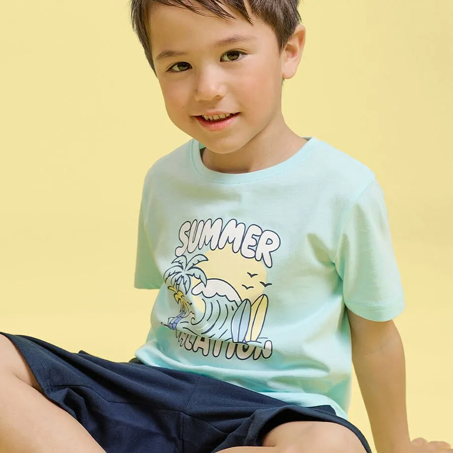 T-shirt estival bleu clair et short bleu.