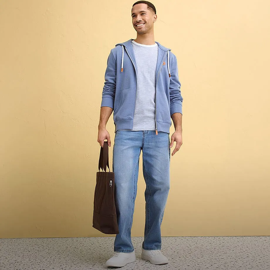 Blauer Hoodie, helles T-Shirt, Jeans und wei&szlig;e Sneaker kreieren einen entspannten Stil.
