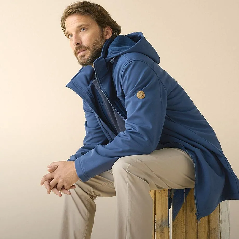 Blauer Kapuzenparka, beige Hose und stylische Sneaker. 