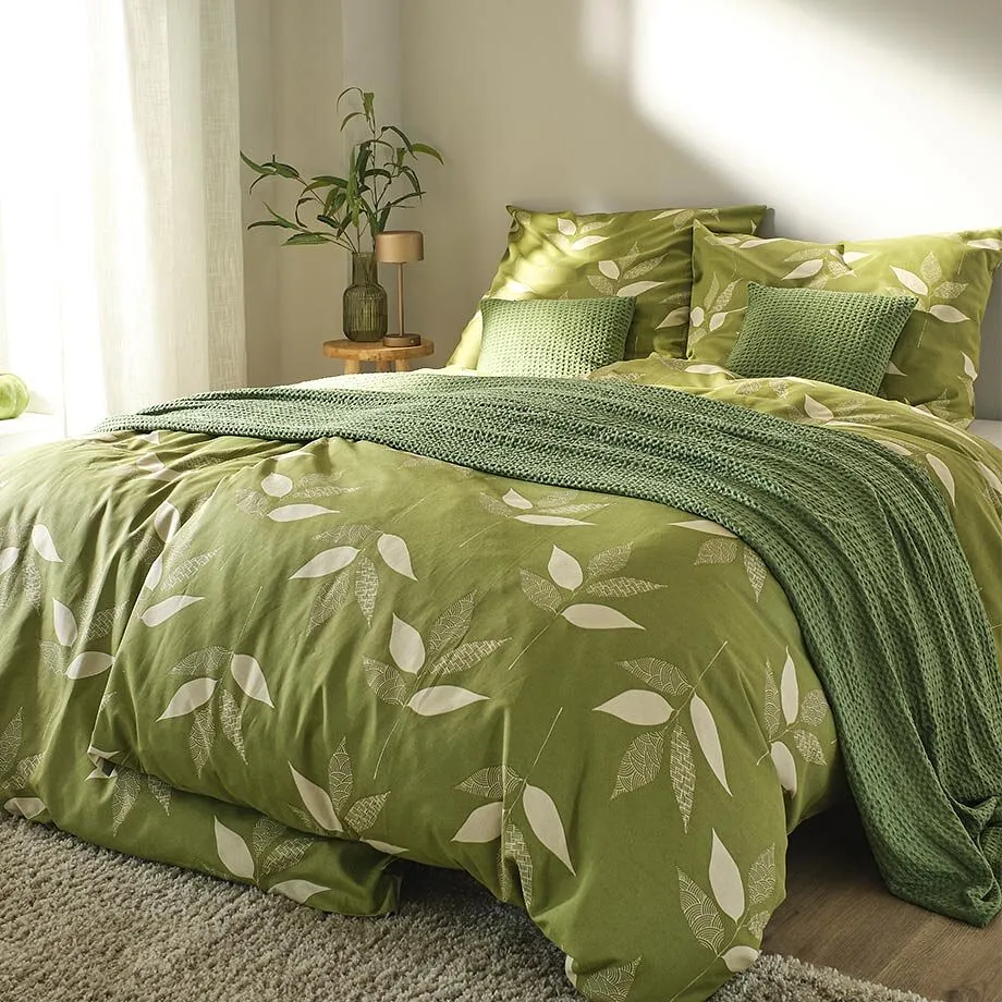 Parure de lit de couleur verte &agrave; motif v&eacute;g&eacute;tal.