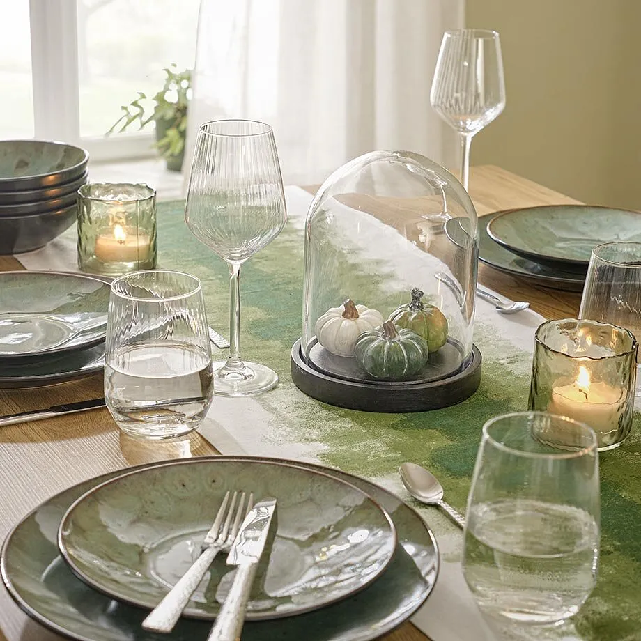 Table dress&eacute;e dans des tons de vert.