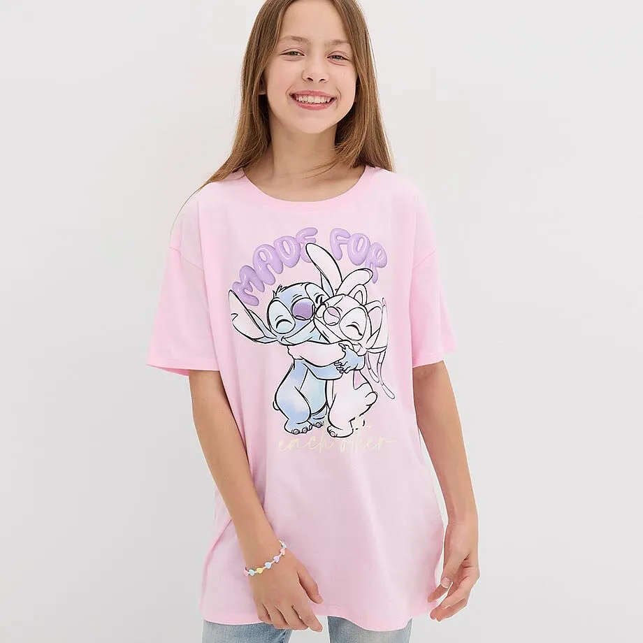 T-shirt rose styl&eacute; avec un imprim&eacute; Stitch & Angel, associ&eacute; &agrave; un jean.