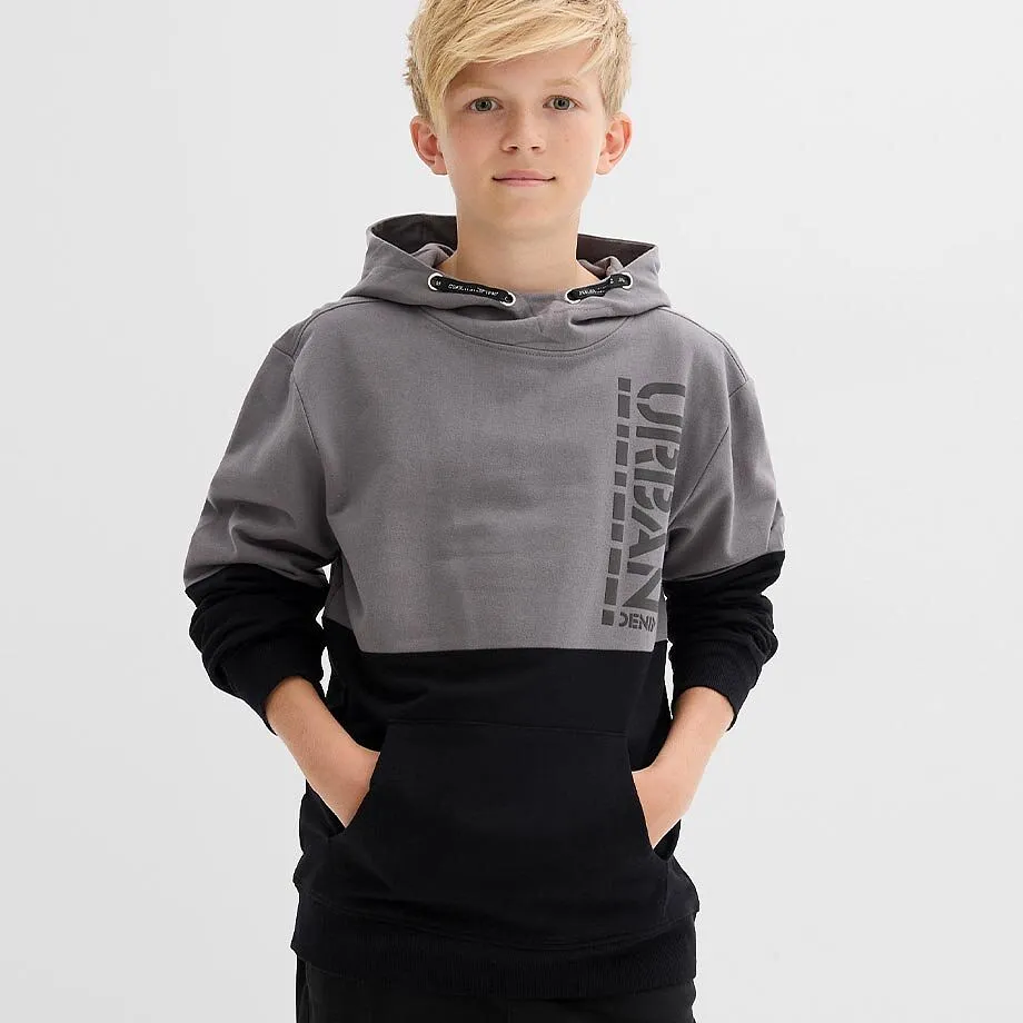 Sweat &agrave; capuche bicolore en gris et noir avec imprim&eacute; "URBAN", pantalon noir.