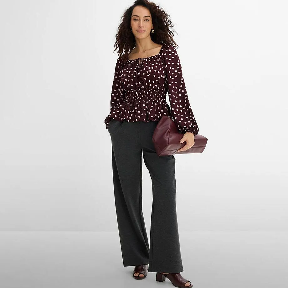 Blouse &agrave; pois, pantalon large gris et accessoires rouge bordeaux.