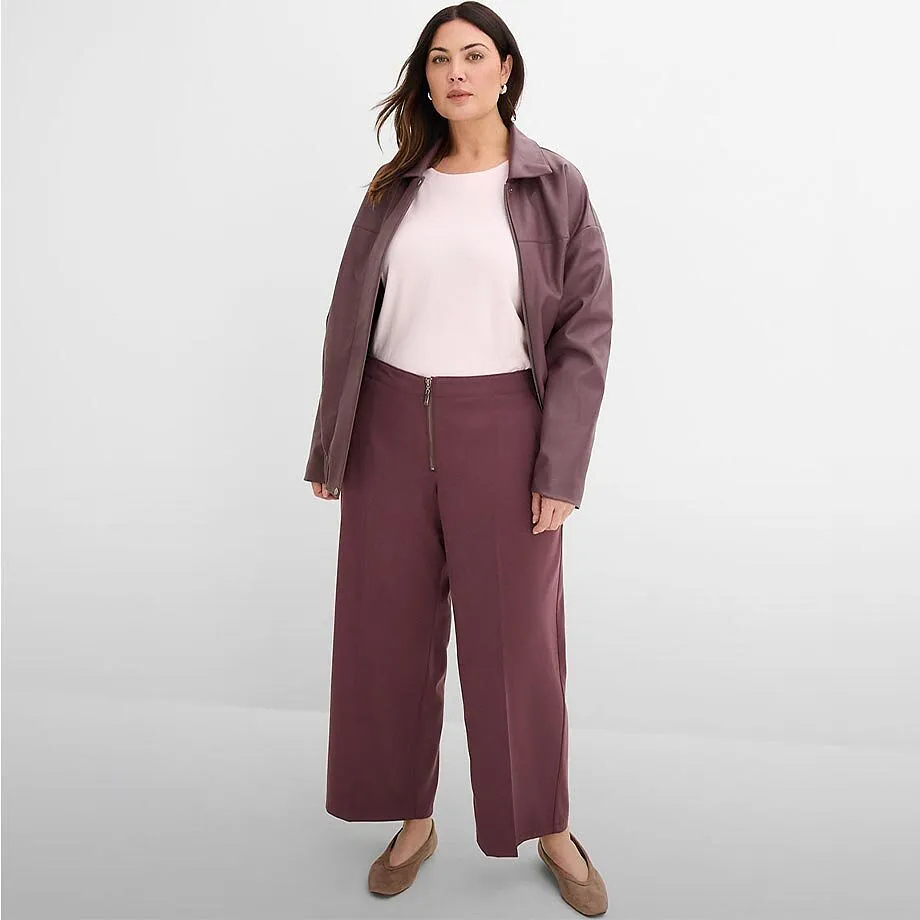 Pantalon large et veste d&eacute;contract&eacute;e dans des tons de baies, T-shirt blanc.