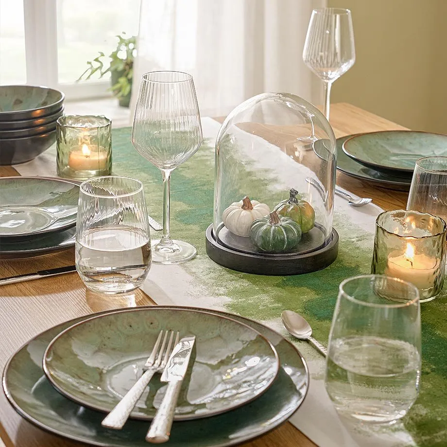 Table dress&eacute;e dans des tons verts.