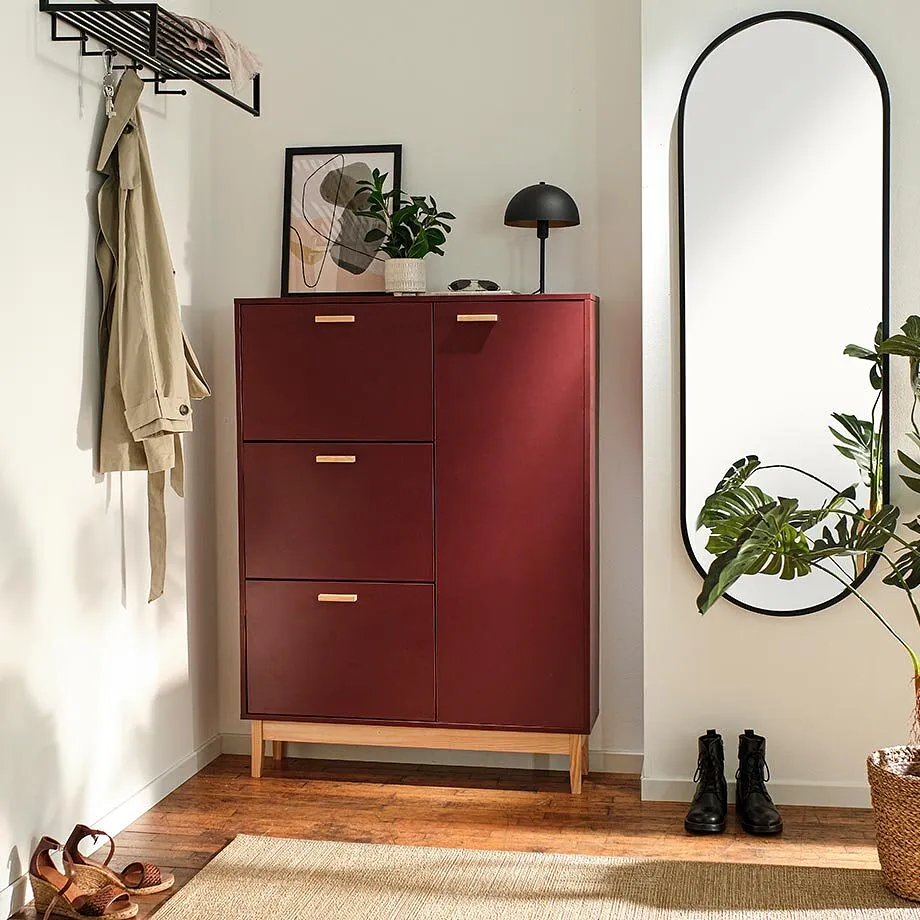 Entr&eacute;e moderne avec une commode rouge et un miroir au mur.