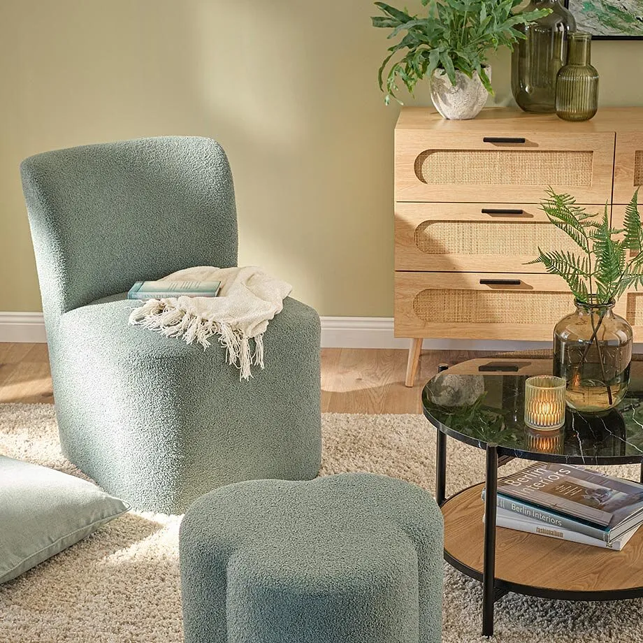 Fauteuil moderne dans le salon.