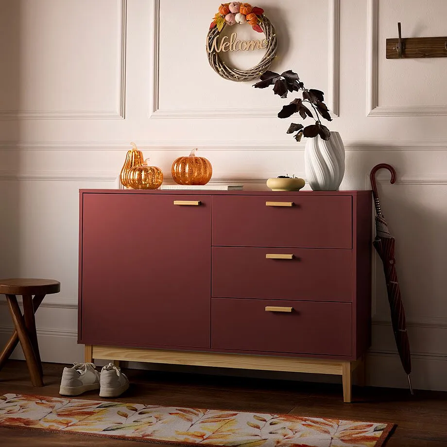 Commode rouge dans une entr&eacute;e.