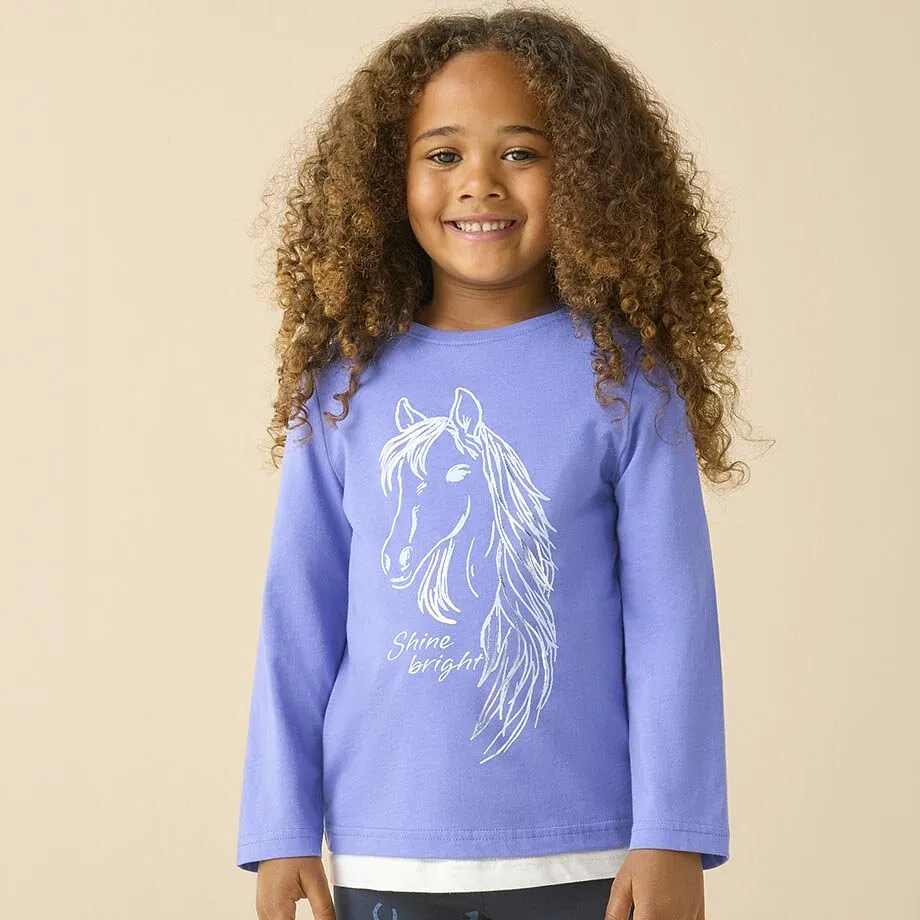 Ein lila Langarmshirt mit wei&szlig;em Pferdemotiv.