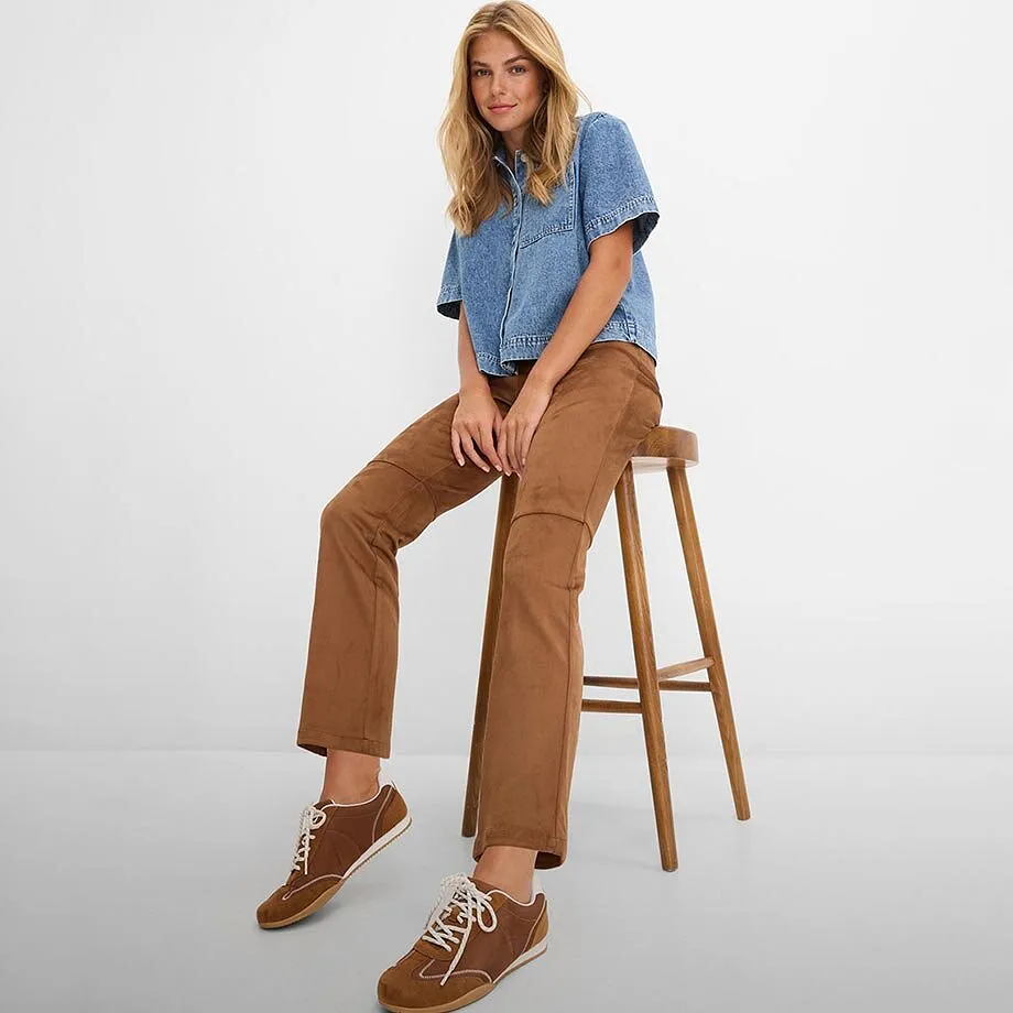 Chemise en jean d&eacute;contract&eacute;e, pantalon marron et sneakers assorties.