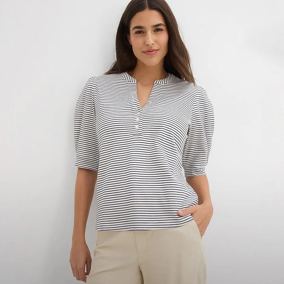 T-shirt ray&eacute; &agrave; manches bouffantes et patte de boutonnage, associ&eacute; &agrave; un pantalon clair.