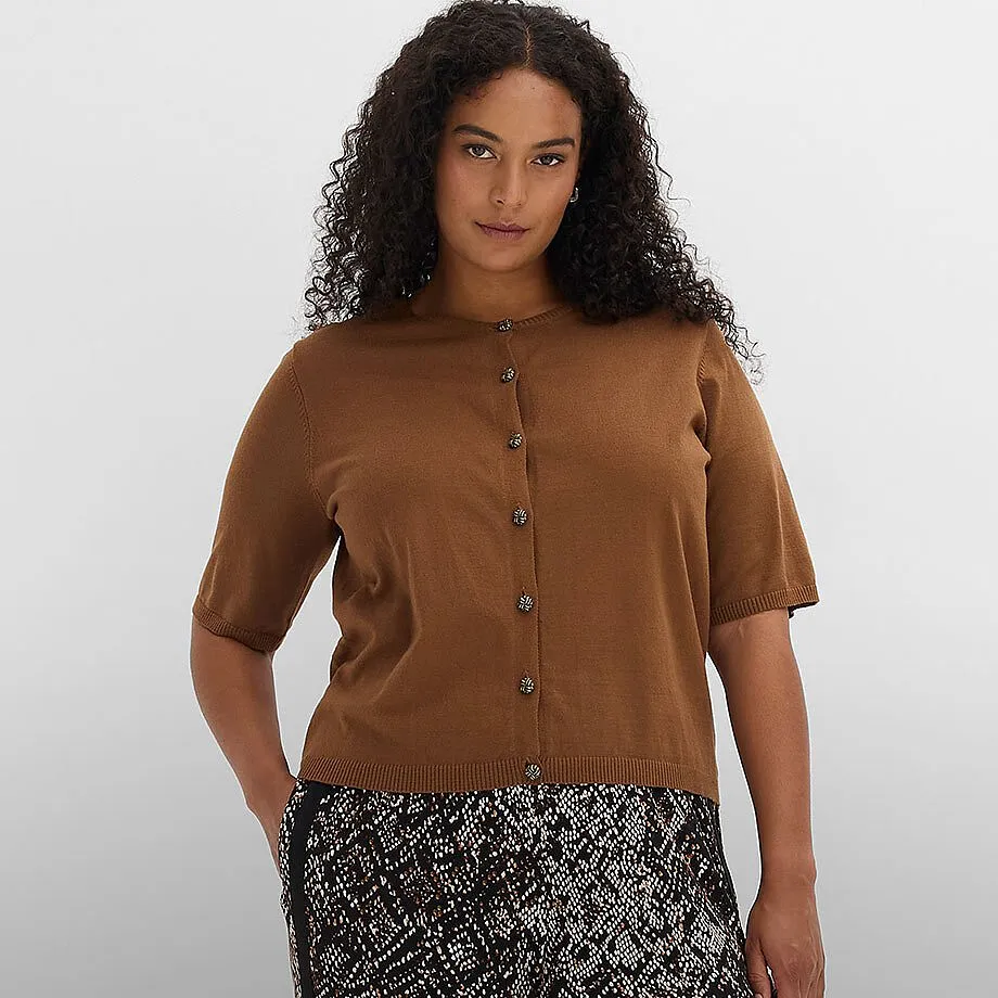 Gilet en maille marron &agrave; manches courtes et boutons sur un pantalon &agrave; motifs.