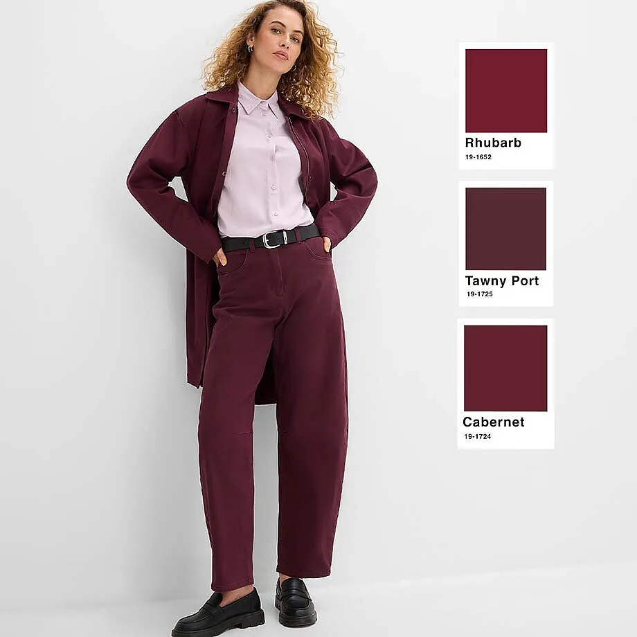 Luftiges, braunes Stufenkleid mit V-Ausschnitt und kurzen, ger&uuml;schten &Auml;rmeln.