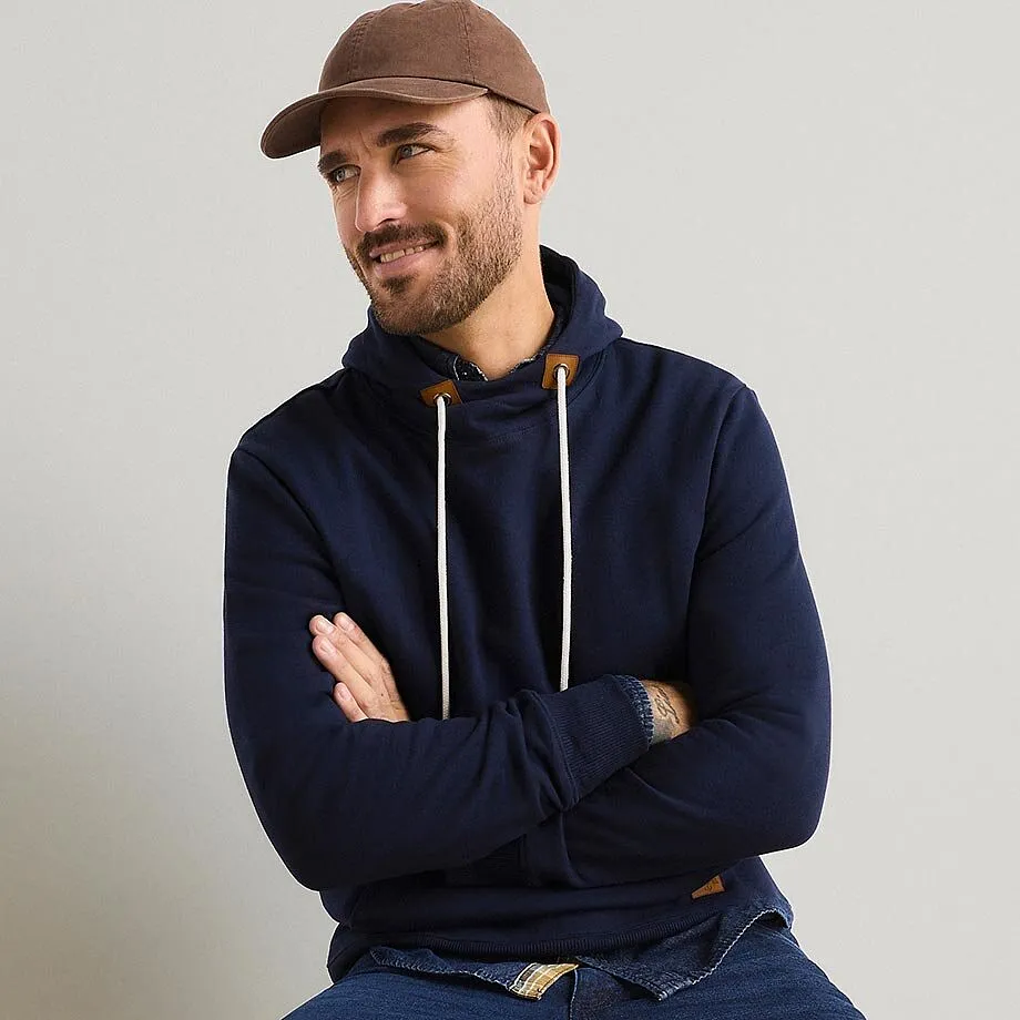 Dunkelblauer Hoodie, braune Kappe und Jeans f&uuml;r einen l&auml;ssigen Look.