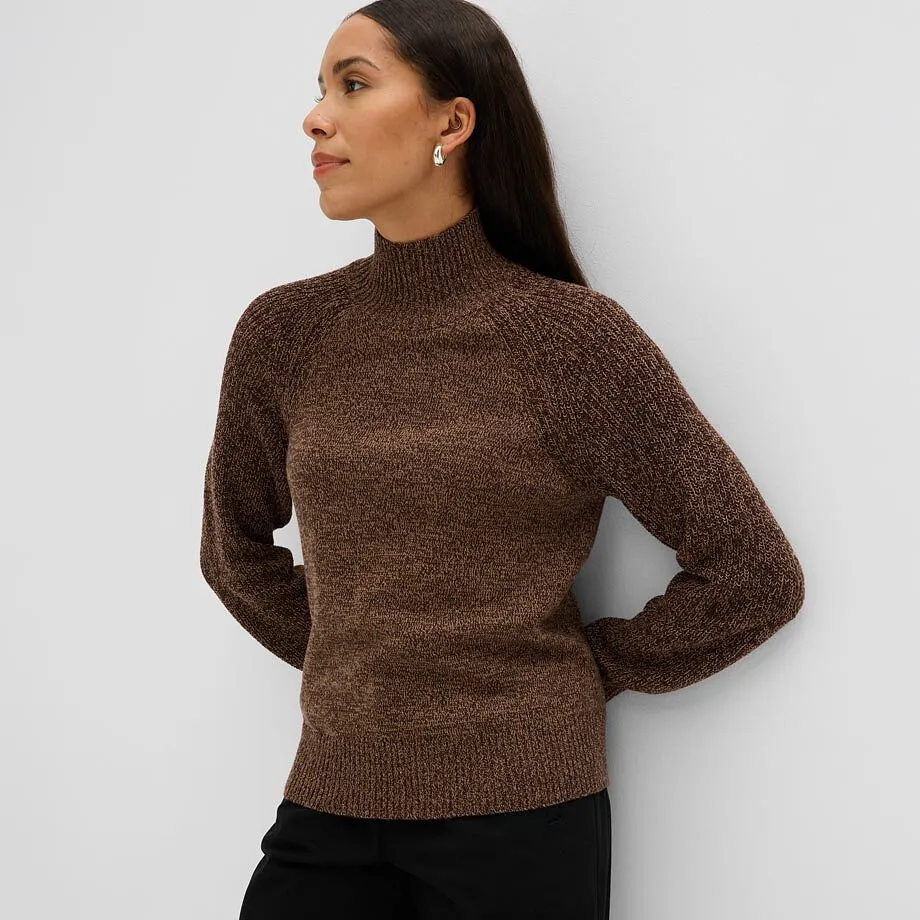 Brauner melierter Strickpullover mit Stehkragen und schwarzer Hose f&uuml;r einen eleganten Look.