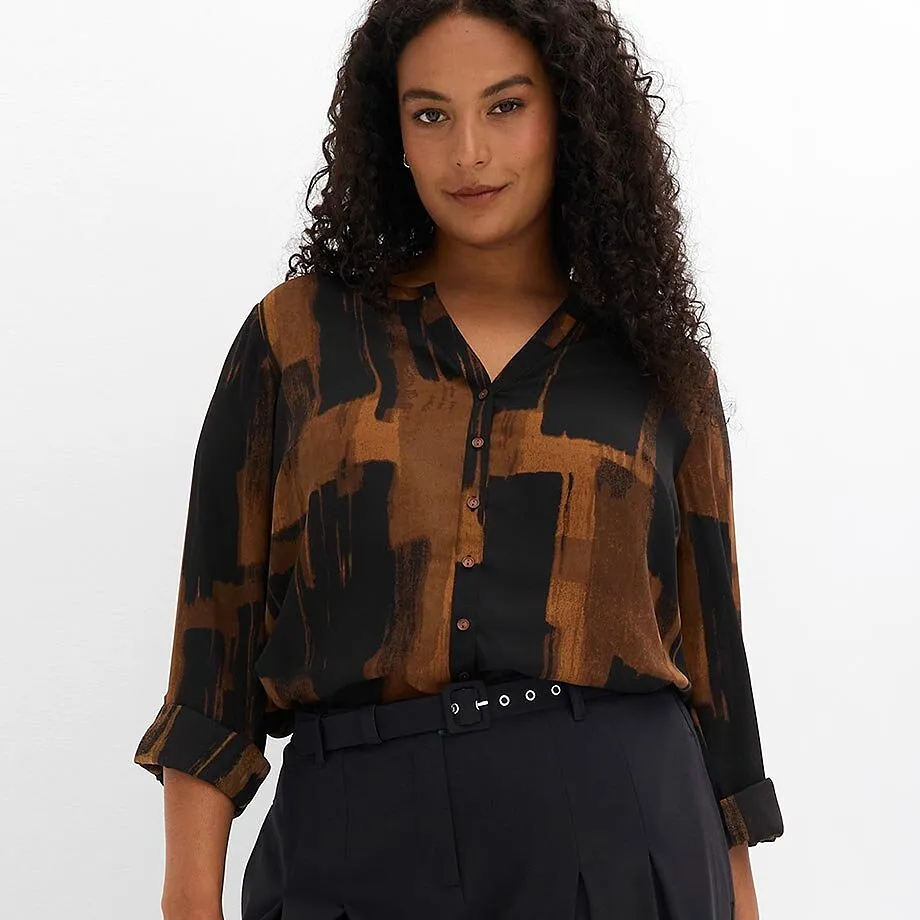 Chemisier mode en noir et marron avec un pantalon noir et une ceinture styl&eacute;e. 