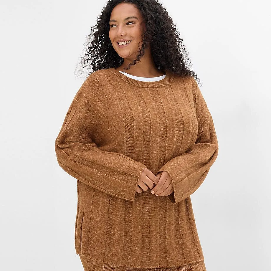 Un pull en maille c&ocirc;tel&eacute;e marron et un pantalon assorti pour un look cosy.