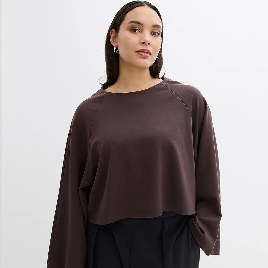 T-shirt &agrave; manches longues amples marron fonc&eacute; et pantalon noir &eacute;l&eacute;gant.