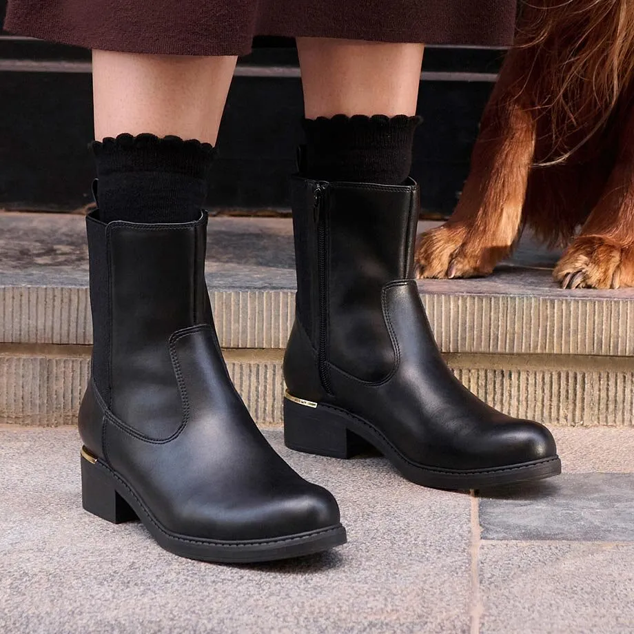 Bottines noires modernes avec d&eacute;tails de couleur dor&eacute;e.