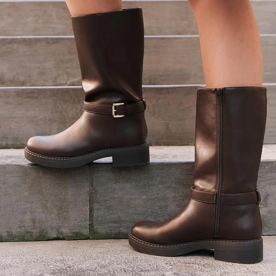 Bottes classiques marron avec bride et boucle de couleur dor&eacute;e.