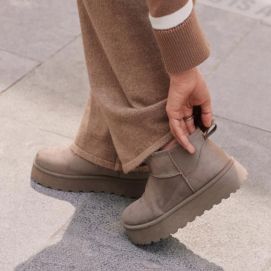 Boots marron clair avec semelle plateforme crant&eacute;e.