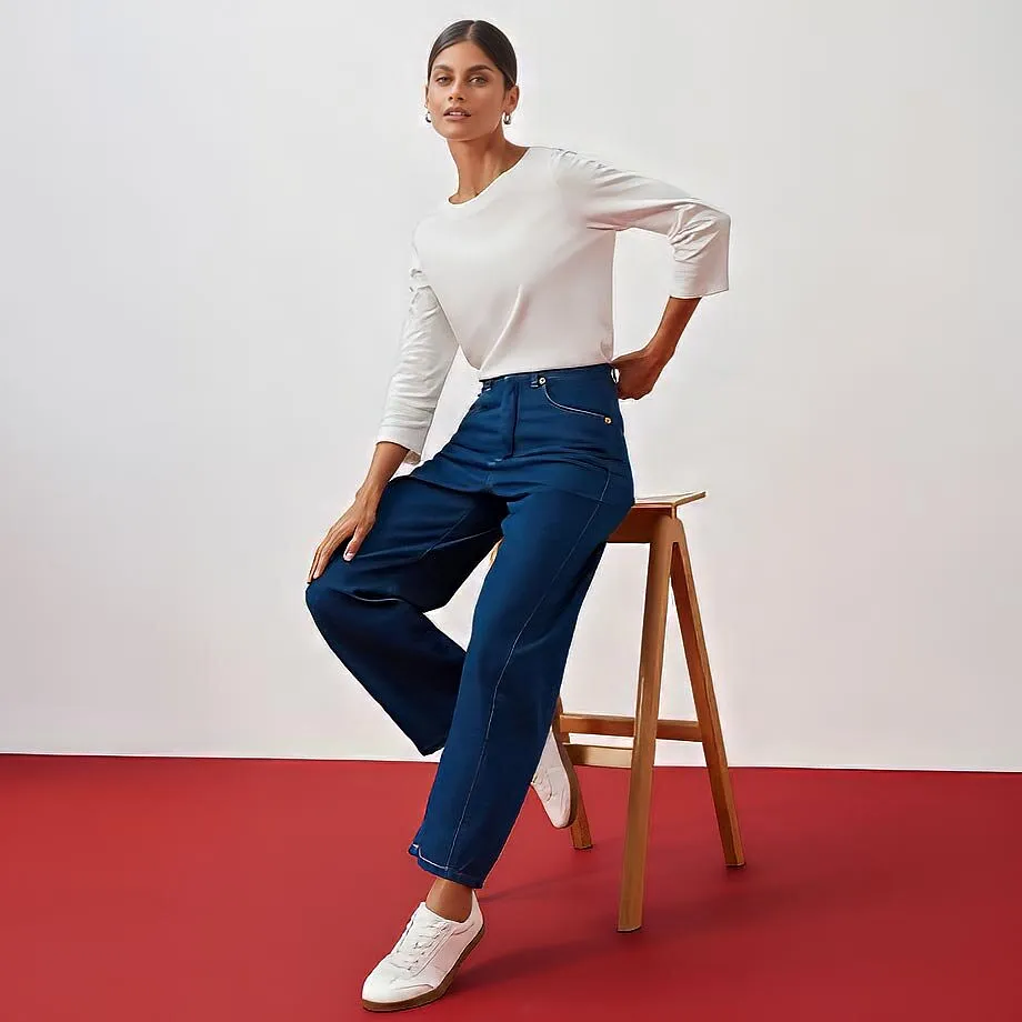 T-shirt blanc, jean bleu et sneakers blanches.