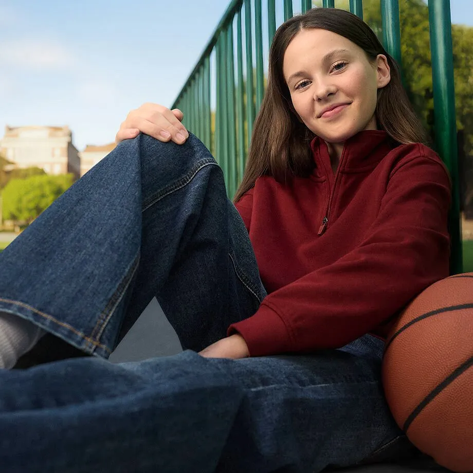 Look de loisirs avec un pull rouge et un jean bleu.