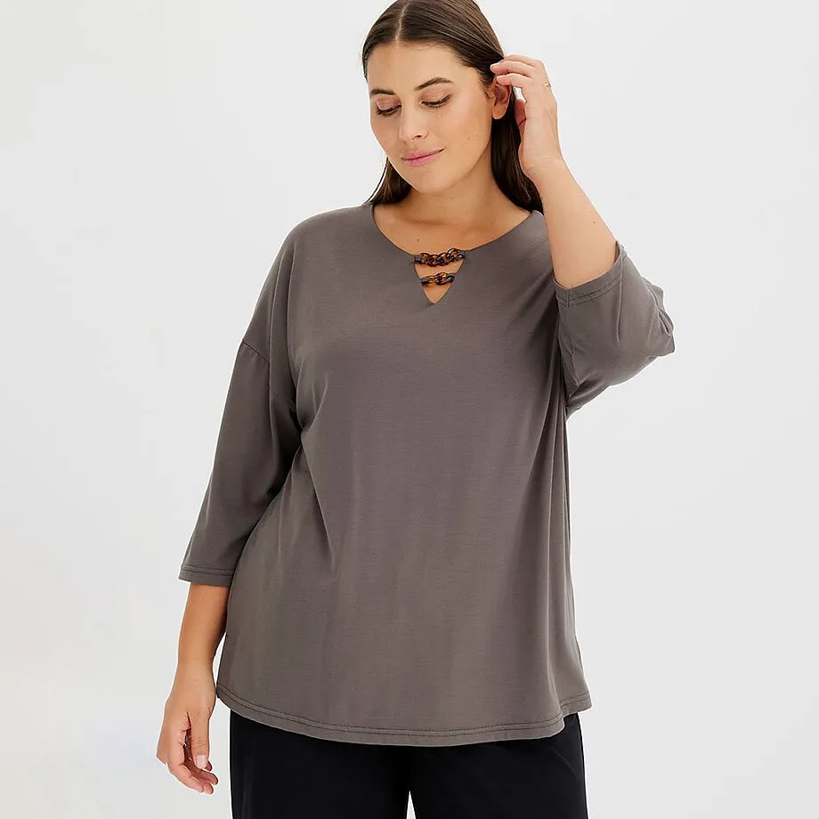 T-shirt olive fonc&eacute; avec d&eacute;collet&eacute; en V, manches 3/4 et &eacute;l&eacute;ments d&eacute;coratifs.