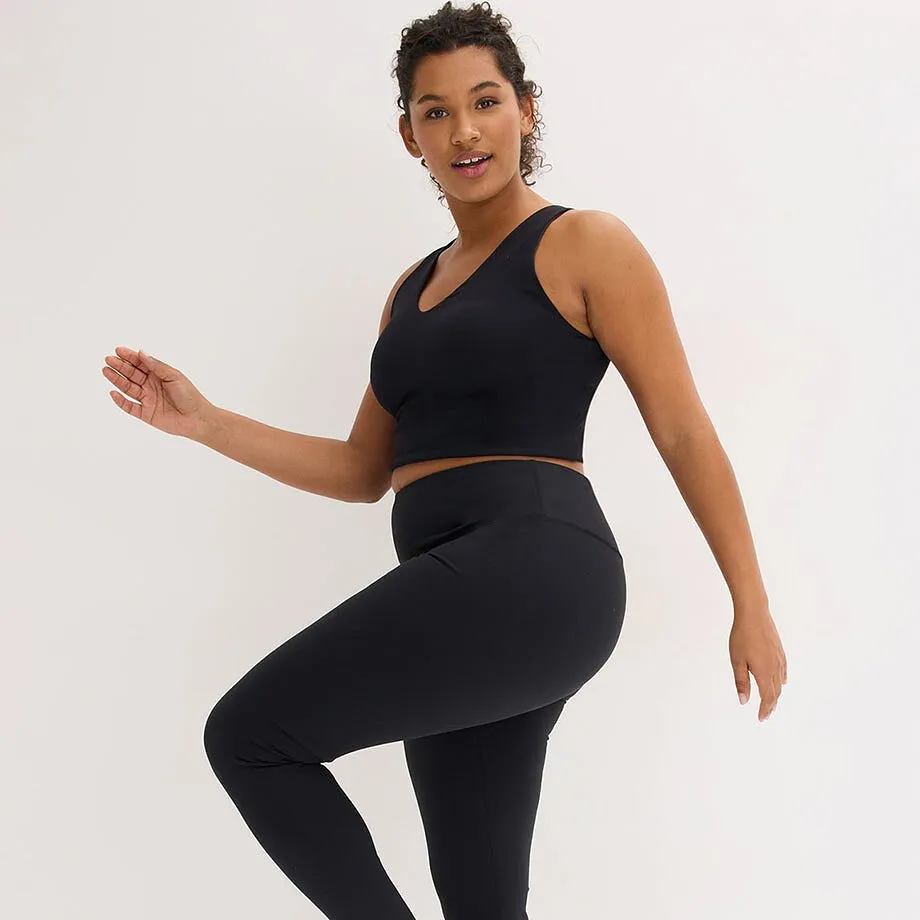 Soutien-gorge de sport noir et legging de sport noir.
