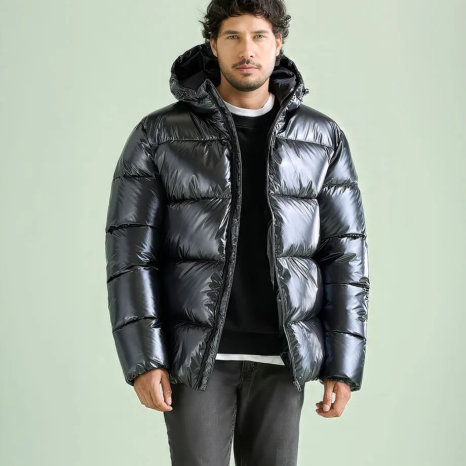 Veste matelass&eacute;e noir brillant mode &agrave; capuche, pull noir et jean gris.