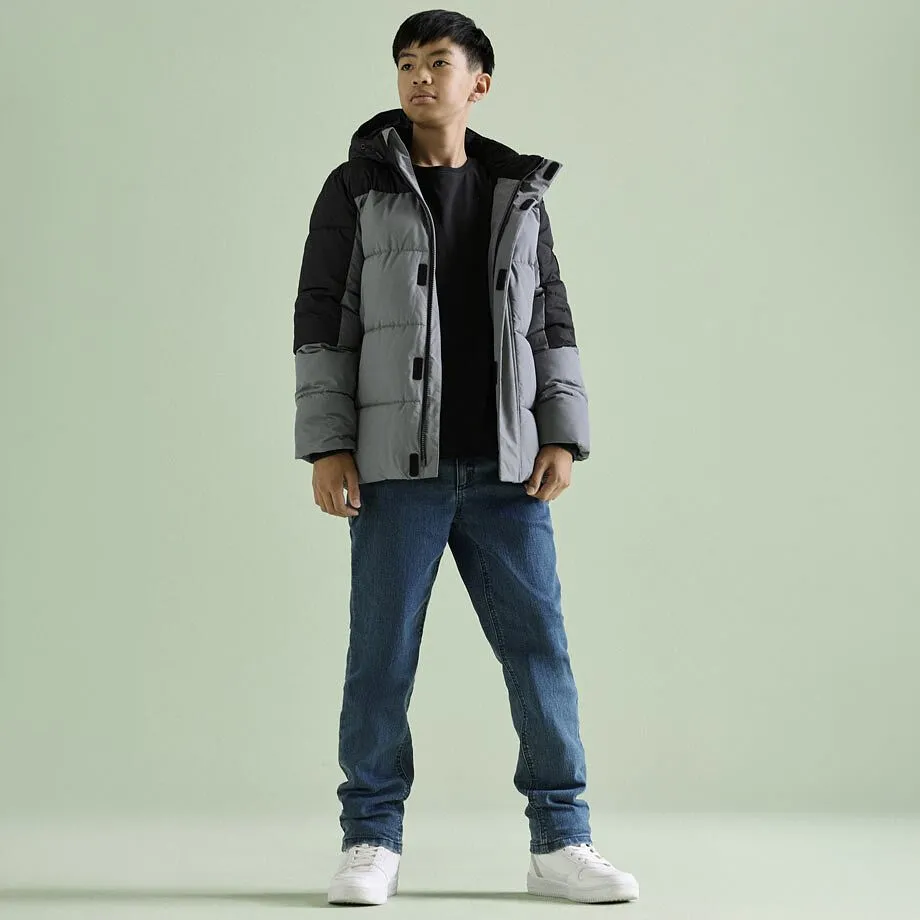 Junge tr&auml;gt grau-schwarze Winterjacke.