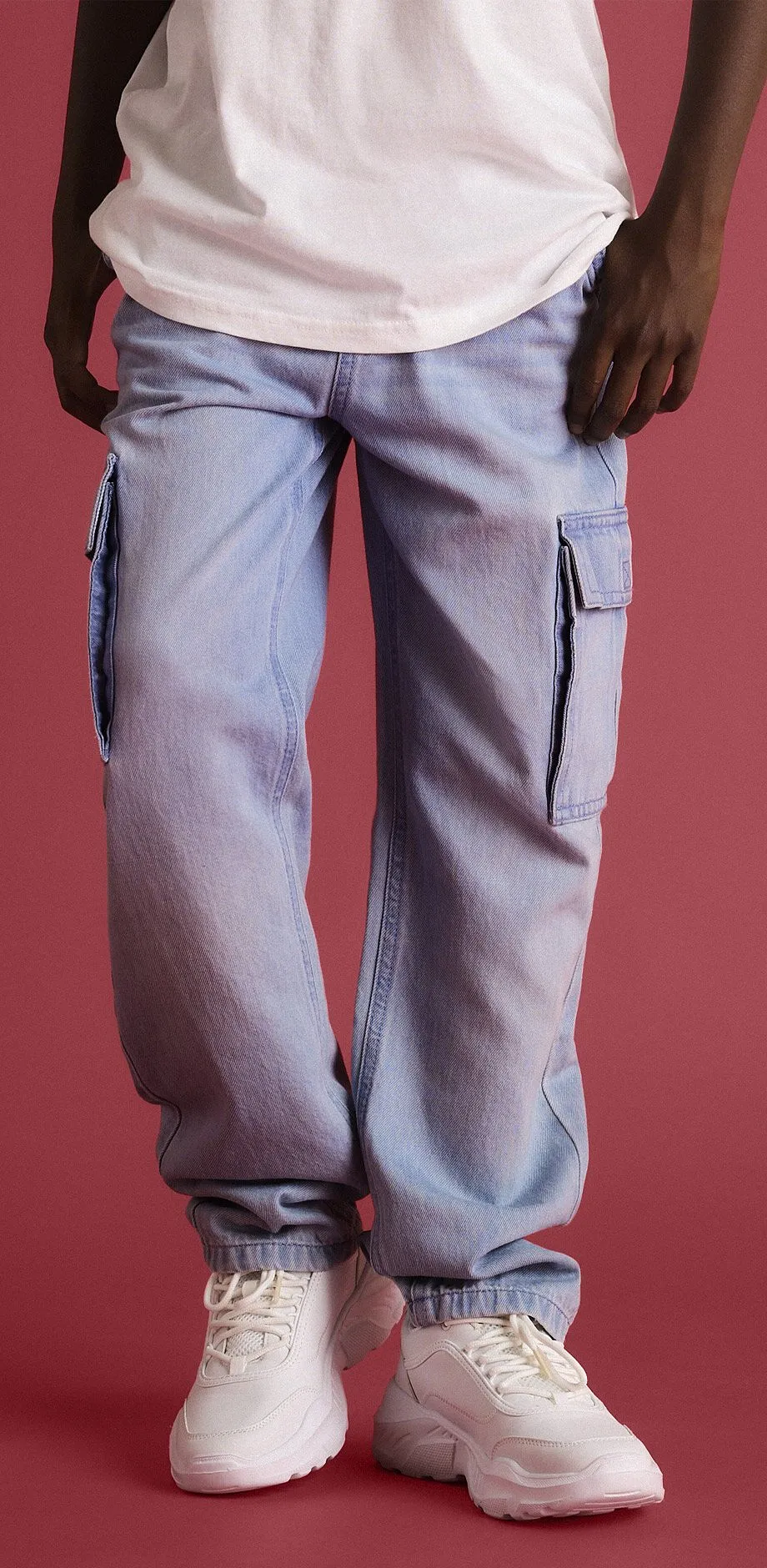 Blaue Jeans und wei&szlig;e Sneaker ergeben ein l&auml;ssiges Outfit.