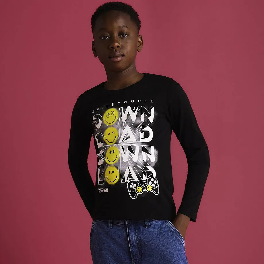 Der Junge tr&auml;gt ein lang&auml;rmliges schwarzes Shirt mit Aufdruck