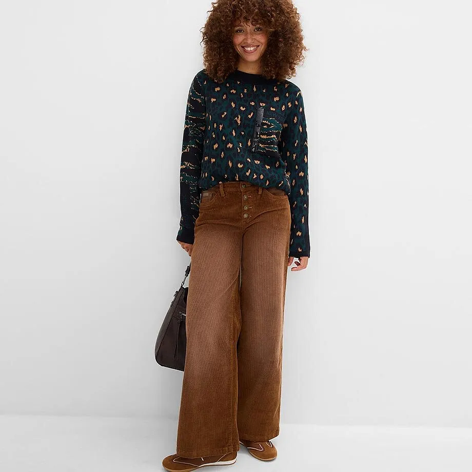 Pull &agrave; motif l&eacute;opard, pantalon en velours c&ocirc;tel&eacute; marron, chaussures et sac assortis.
