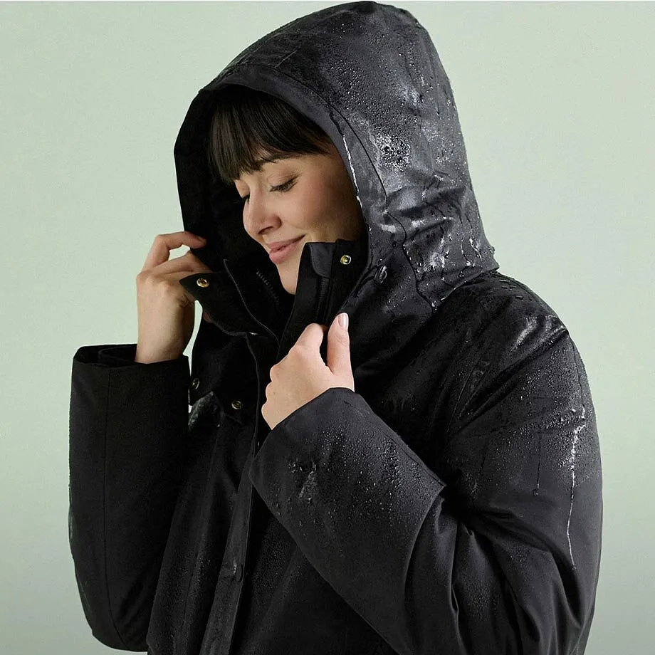 Veste noire imperm&eacute;able &agrave; capuche.
