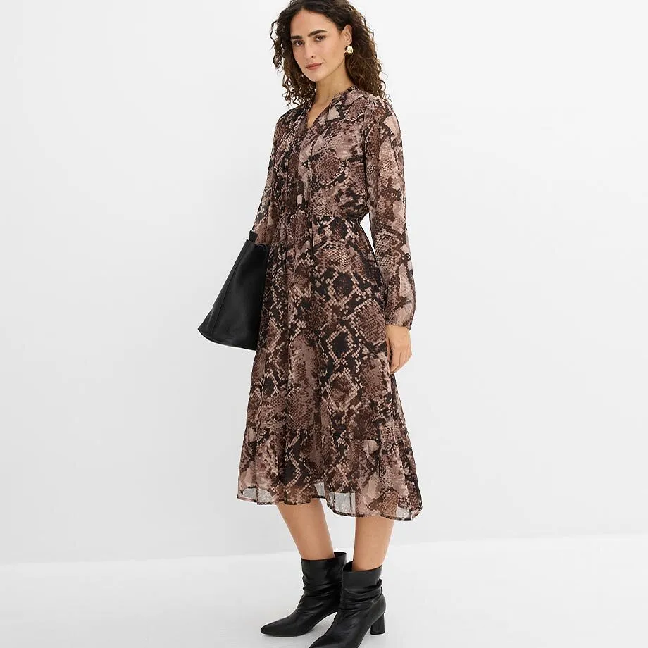 Robe &eacute;l&eacute;gante &agrave; imprim&eacute; python, bottines noires et sac.