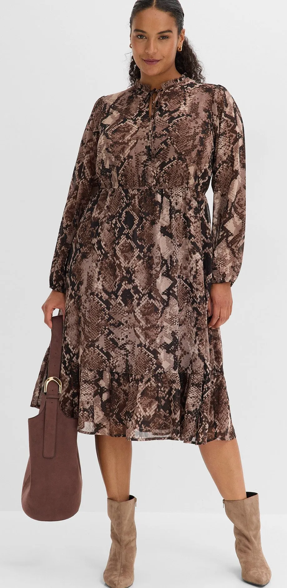 Robe &eacute;l&eacute;gante &agrave; manches longues et imprim&eacute; python, associ&eacute;e &agrave; des bottes assorties et un sac &agrave; main.