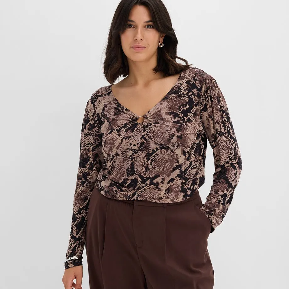 Haut &agrave; imprim&eacute; python mode et col en V avec d&eacute;tail anneau, associ&eacute; &agrave; un pantalon marron.